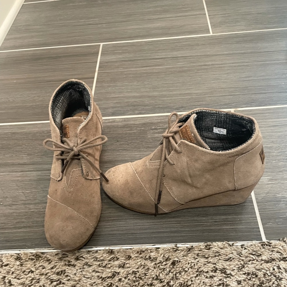 Toms Wedges Beige Solid Shoe